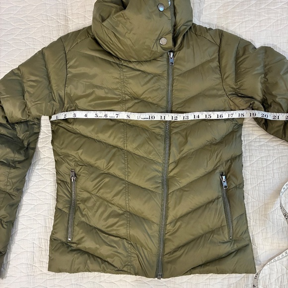 Patagonia Women's Prow Down Jacket, Fatigue Green, Small, EUC - Picture 6 of 10